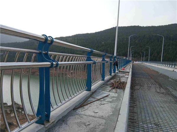 昆玉不锈钢桥梁护栏的特点及其在桥梁安全中的重要作用