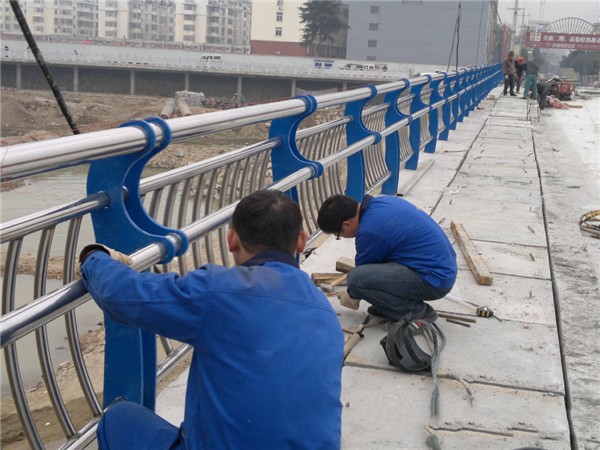 昆玉不锈钢桥梁护栏除锈维护的重要性及其方法