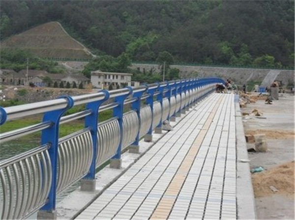 昆玉不锈钢桥梁护栏是一种什么材质的护栏